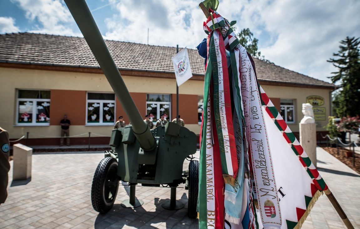 Katonai hagyományápolás Kiskőrösön: Helyőrségi Emlékparkkal gazdagodott városunk
