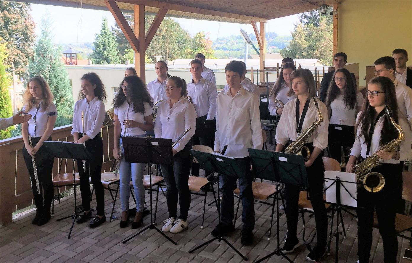 70995276_381327199468274_5726174192869572608_n