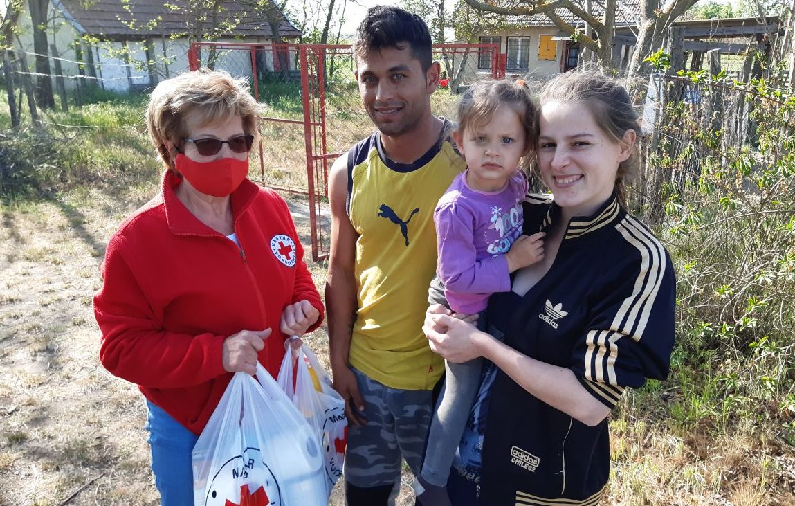 Koronavírus: adományokat osztott a Magyar Vöröskereszt Kiskőrös Területi Szervezete