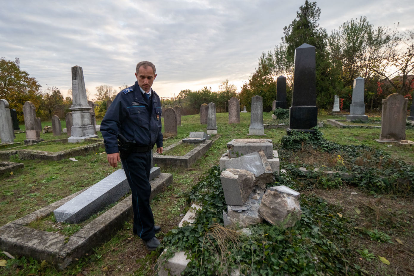 Három sírkövet döntöttek le a keceli zsidó temetőben