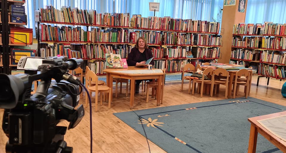 Mese felolvasással kedveskednek a kiskőrösi Petőfi Sándor Városi Könyvtár dolgozói