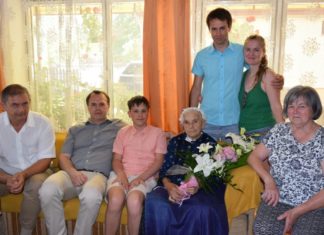 Nikléczi Andrásné Zsuzsika nénit 100. születésnapján köszöntötte Domonyi László