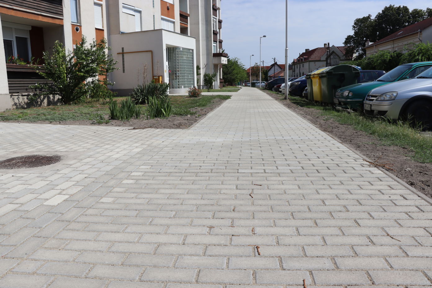 Befejeződött a járdafelújítás a Petrovics utcában