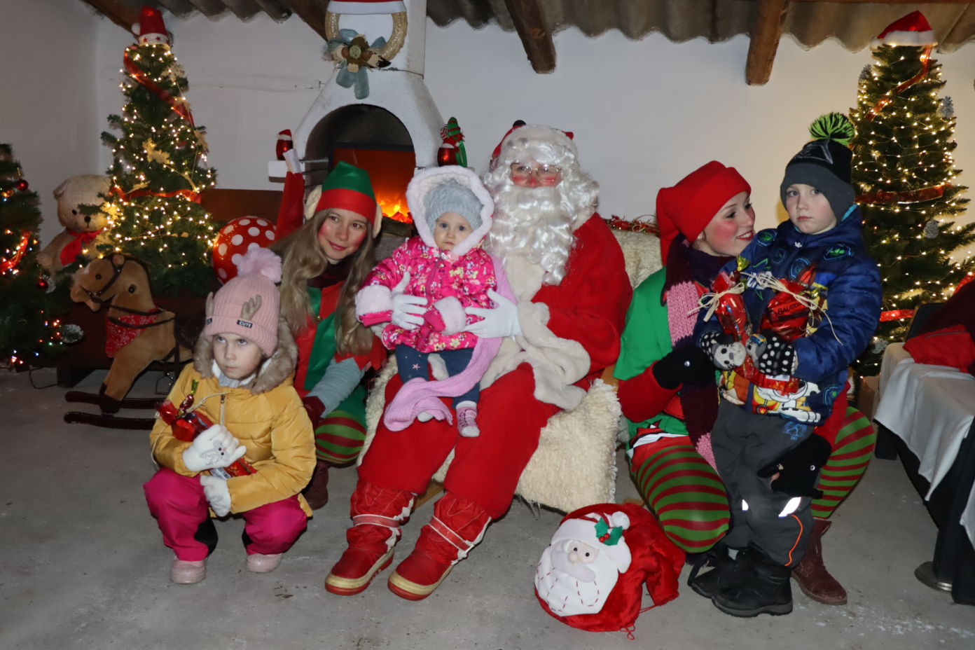A vidék legszebb karácsonyi kertjében fogadta a gyerekeket Páhin a Mikulás