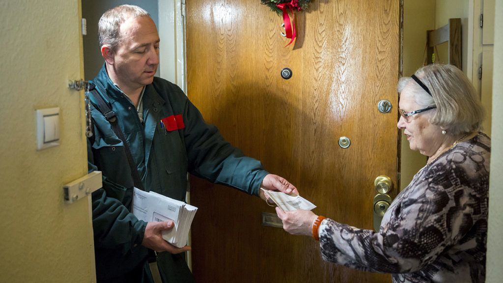 A posta megkezdte a 13. havi nyugdíjak kézbesítését