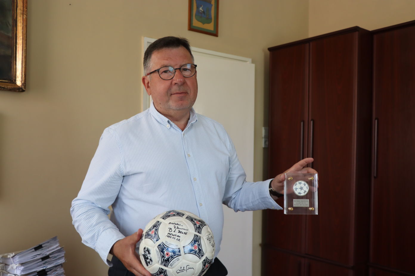 Napra pontosan 25 éve vezette a Bajnokok Ligája döntőjét Dr. Bozóky Imre, Izsák alpolgármestere