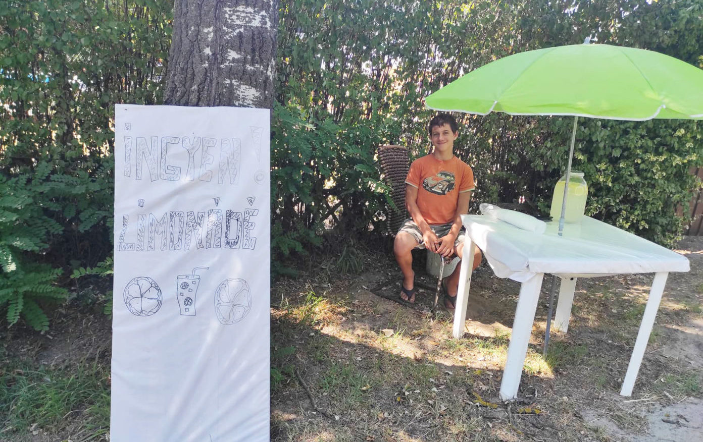Ingyen limonádéval várja a Kecel határában közlekedőket a 12 éves Szász Bence