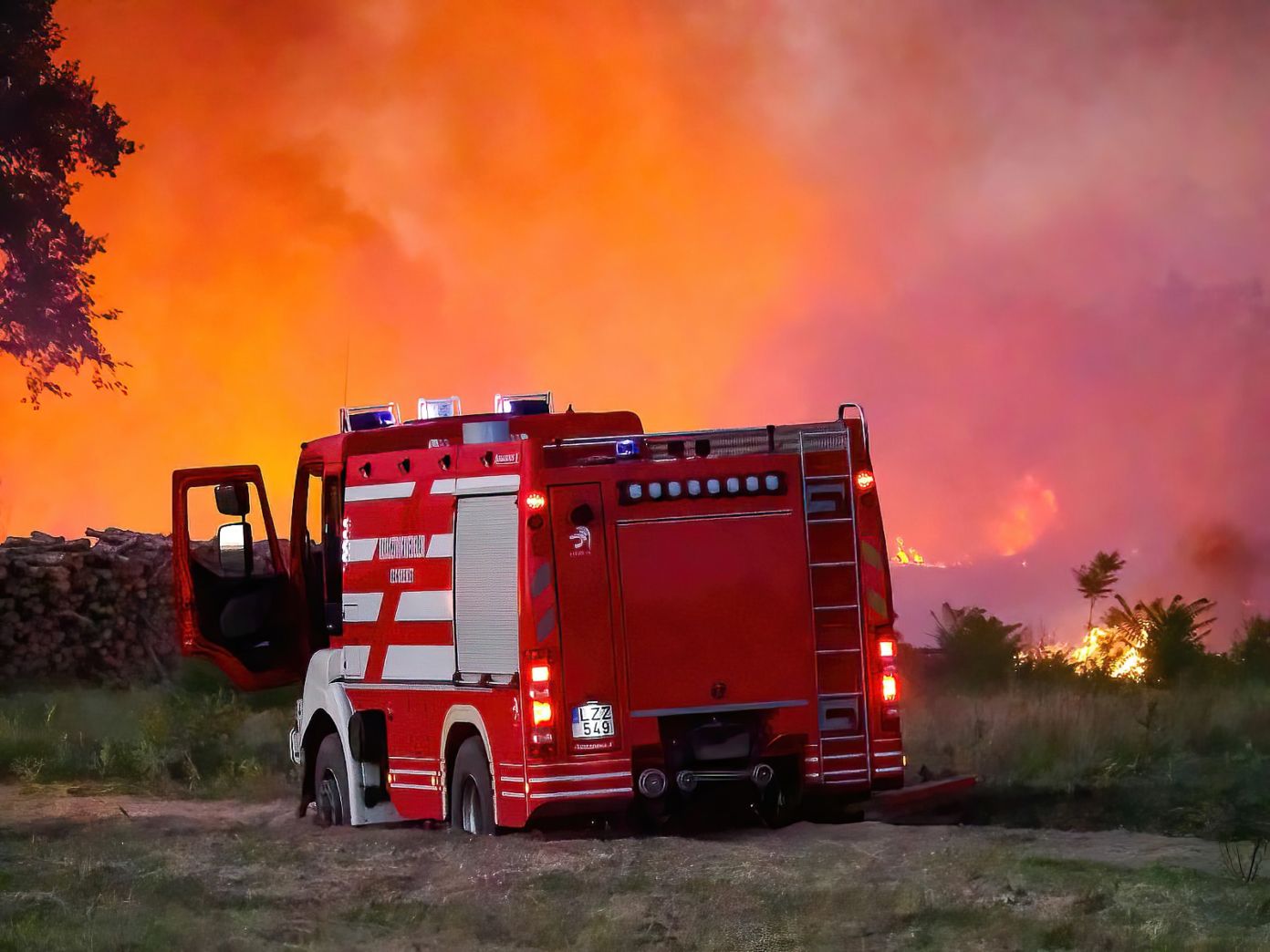 Porig égett egy ranch több épülete is a soltszentimrei tűzben, még dolgoznak a tűzoltók