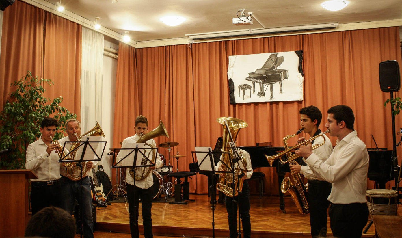 A zene világnapja alkalmából rendeztek tanár-diák hangversenyt a SZÓ-LA-M Alapfokú Művészeti Iskolában