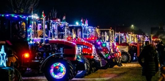 Karácsonyi fényfüzérektől roskadozó traktorok szabadultak Soltvadkertre