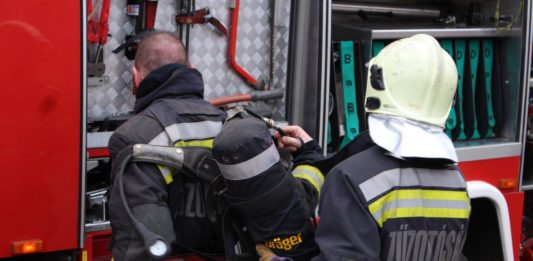 Személyautó motortere füstölt Kecskeméten