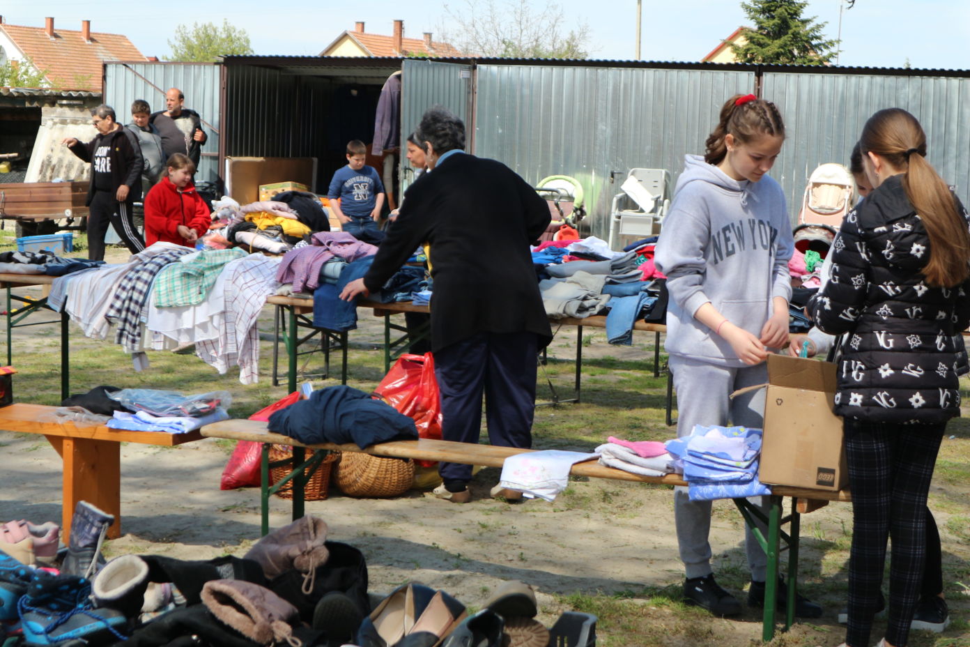Ingyenes ruhaosztást szervezett a Rászoruló Magyarokért Egyesület