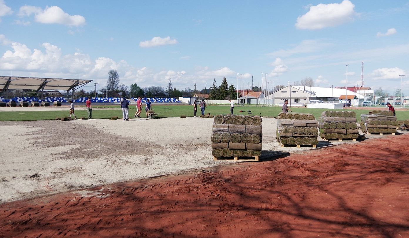 Elkezdődött a gyeptéglázás a kiskőrösi Városi Sporttelep centerpályáján