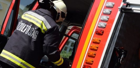 Oldalára borult egy személyautó az 53-as főúton, szén-monoxid érzékelő jelzett Kiskőrösön