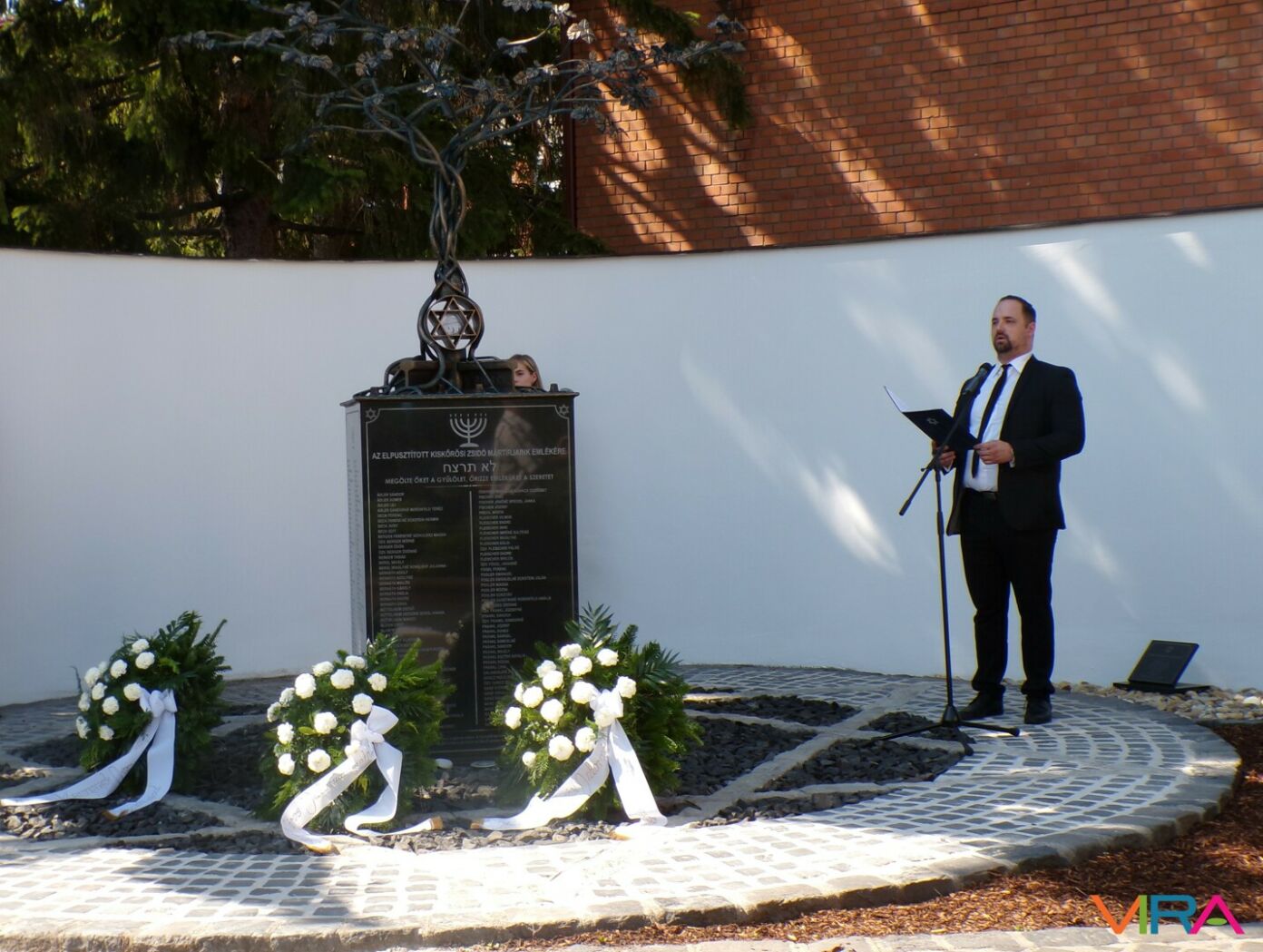 Holokauszt Emlékművet avatott a város -Az Élet Fája 422 emlékező levéllel | Események | VIRA