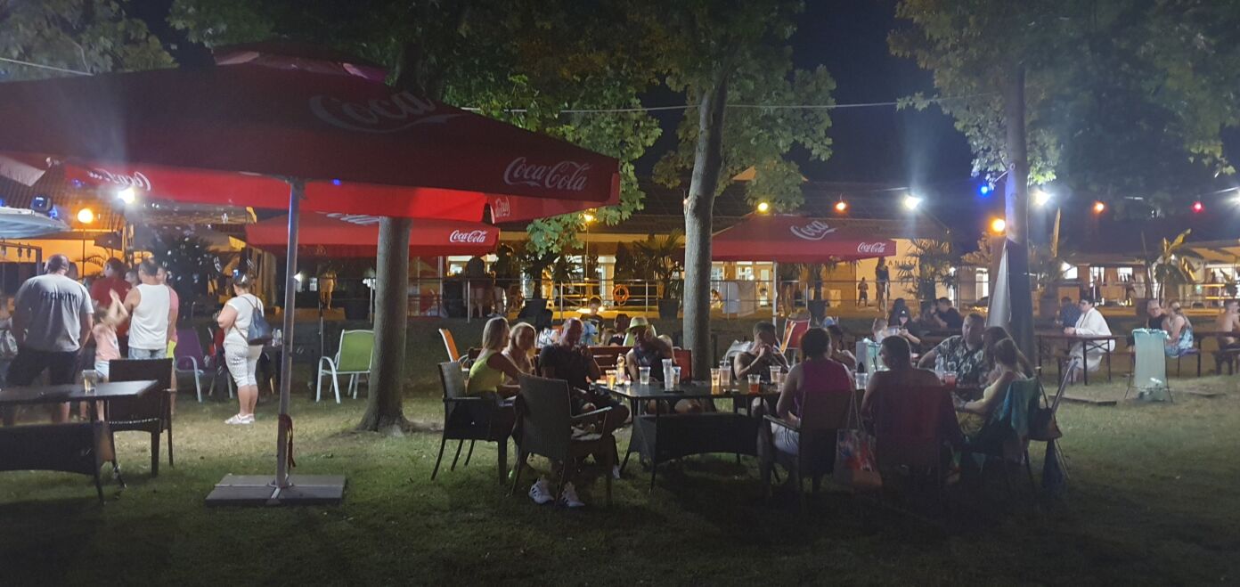 Színes programkavalkád várta a vendégeket a Strandok Éjszakáján a Kiskőrösi Rónaszéki Fürdőben