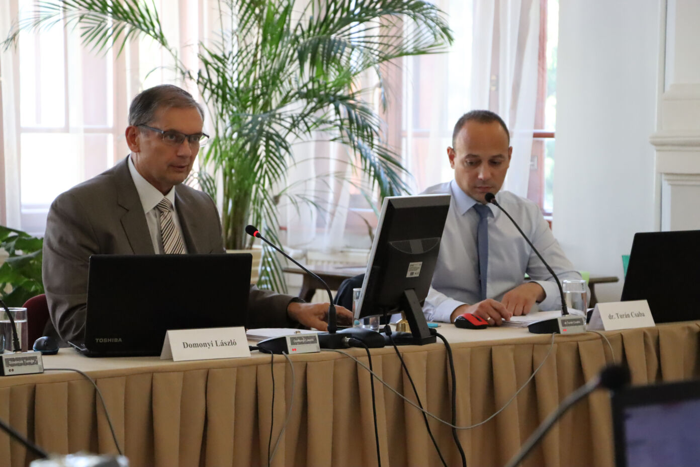 Az ügyeleti rendszer változásairól tájékoztatott dr. Turán Csaba jegyző a képviselő-testületi ülésen