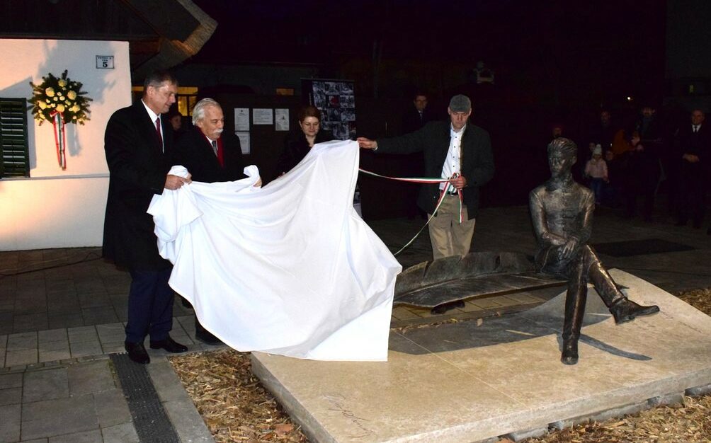 Új Petőfi szobrot avattak Kiskőrös főterén