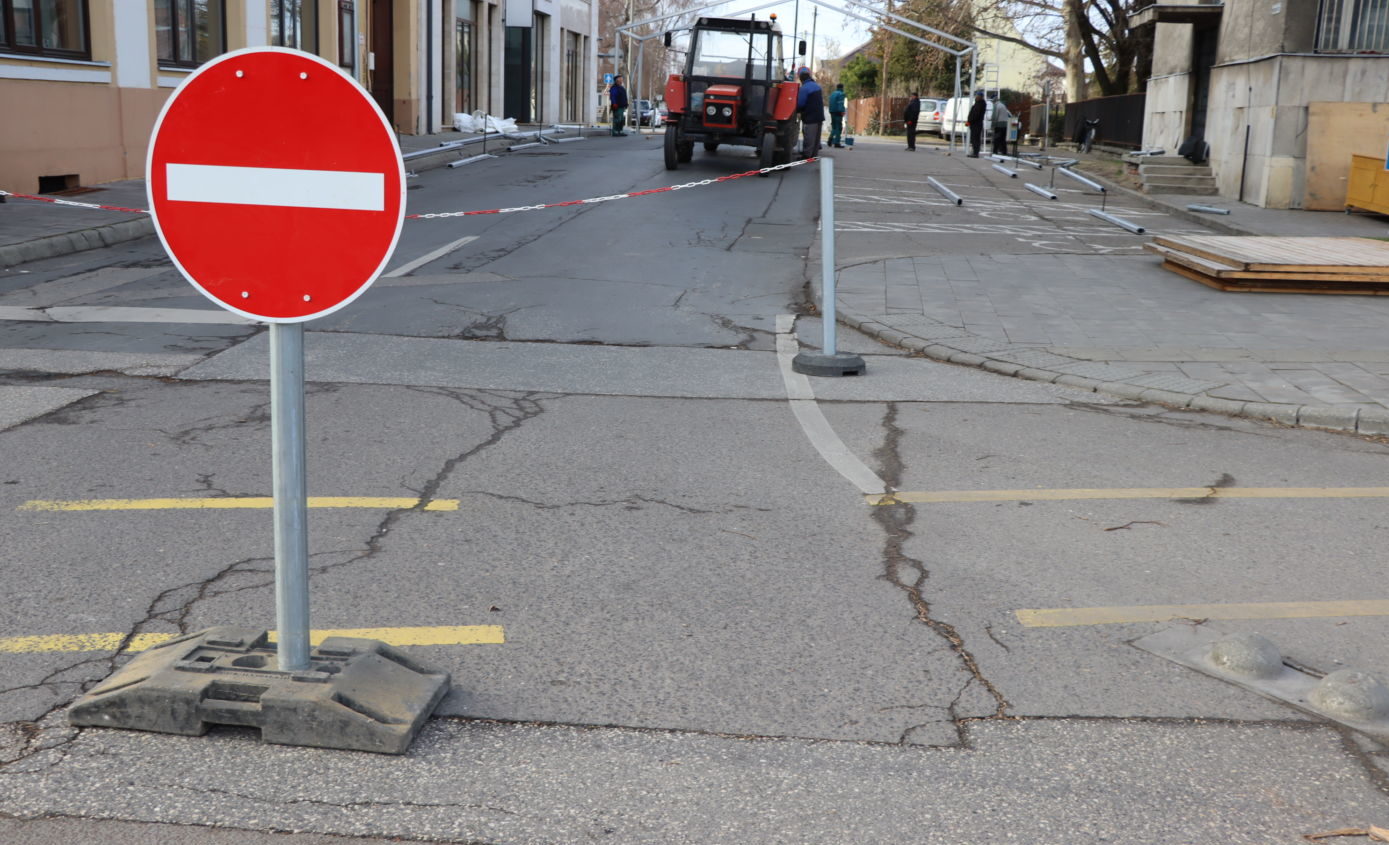 FIGYELEM! Ezeket a parkolókat és útszakaszokat zárják le Kiskőrösön