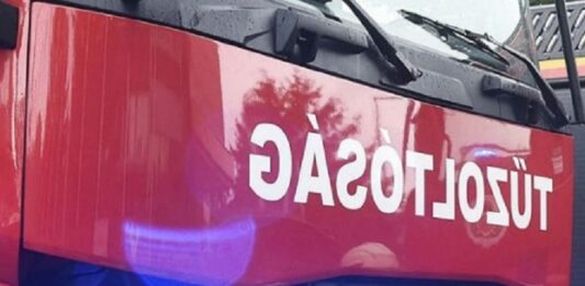 Lerakódott égéstermék izzott egy bócsai kéményben