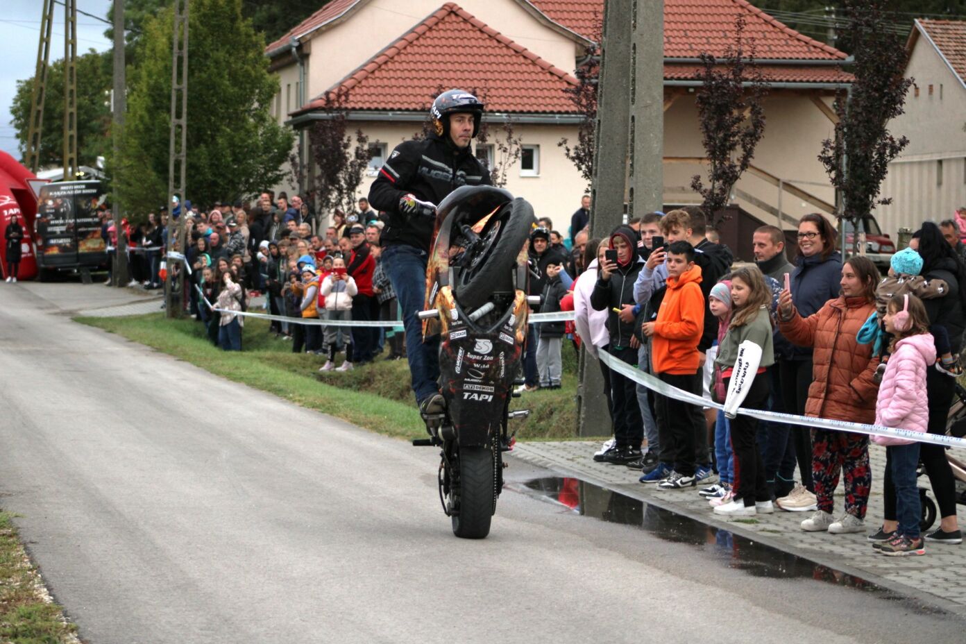 Focitorna, motoros kaszkadőr bemutató, humorista előadás és retró buli a 25. Páhi Falunapon