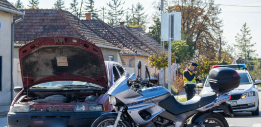 Motoros csapódott egy kanyarodó autóba Páhin