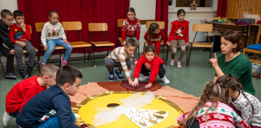 Adventi délután a KEVI általános iskolájában