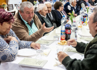 Az idősek tiszteletére rendeztek műsort Kömpöcön