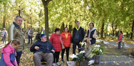 Híres kecskemétiek nyomában – csendes percek a református sírkertben