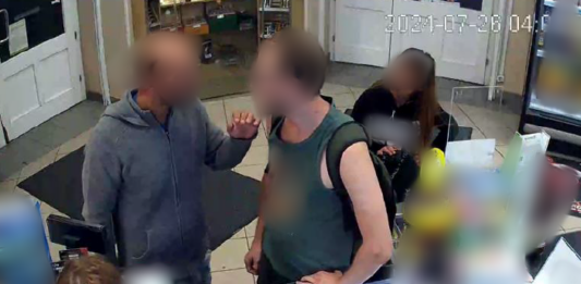 Bankautomatához kísérték áldozatukat a rablók