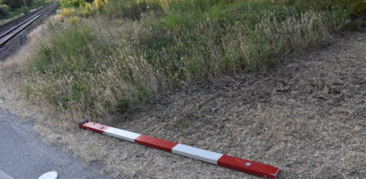 Letörte a vasúti sorompó csapórúdját (fotókkal!)