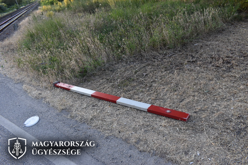 fénykép a kecskeméti vasúti átjáráróban letört csapórúdról