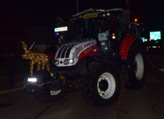 Feldíszített traktorok látványos felvonulása várta az embereket Soltvadkerten, a Mikulás pedig a gyermekeket