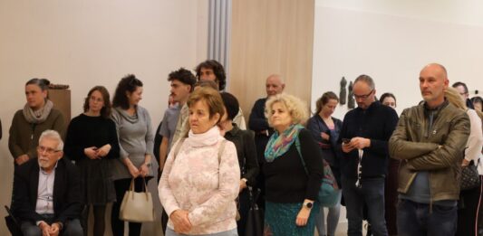 Kénytelen egyensúly – megnyílt Gálhidy Péter kiállítása Kecskeméten