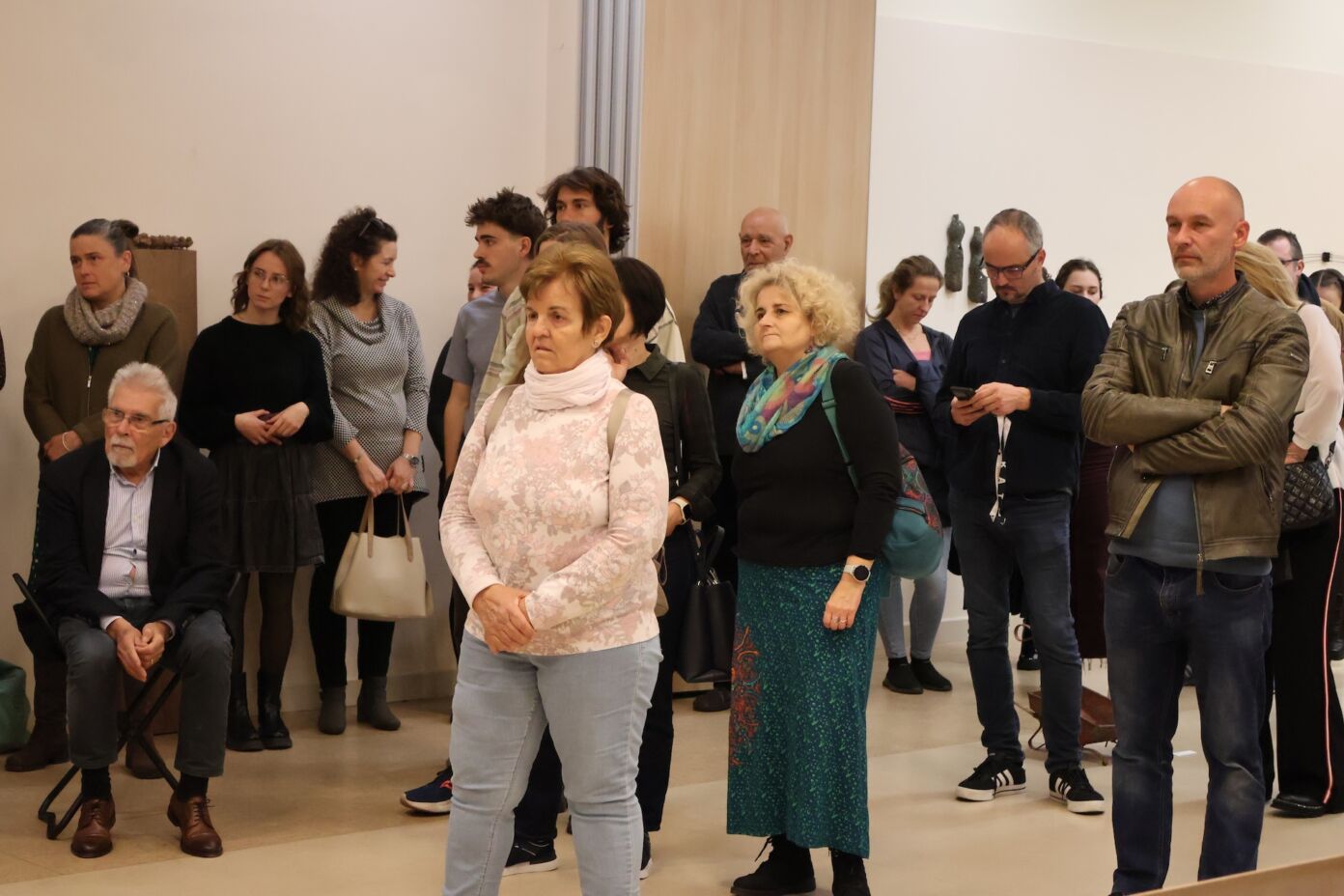 Kénytelen egyensúly – megnyílt Gálhidy Péter kiállítása Kecskeméten