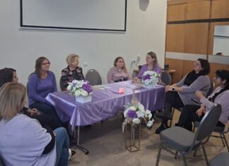 HÉTKÖZNAPI HŐSÖK: Érzékenyítő kerekasztal beszélgetést tartott Kiskőrösön a BÁCS PSZ szervezésében Petrekanics Zsófia logopédus