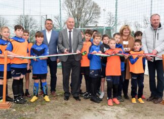 Műfüves pályát adtak át Császártöltésen