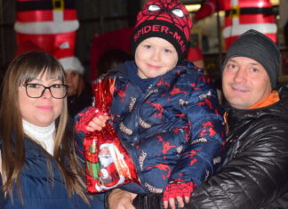A traktoros felvonulás mellett 1000 mikuláscsomagot is szétosztottak Kiskőrösön a gyermekek között