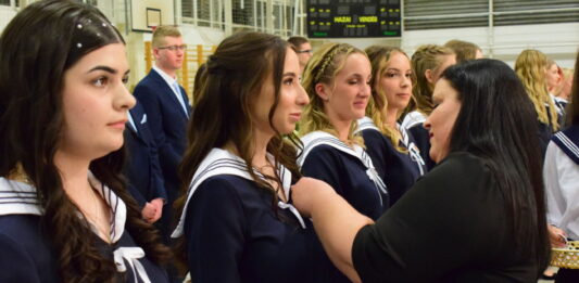 Szalagot kaptak a KEVI Petőfi Sándor Evangélikus Gimnázium és Technikum végzős diákjai