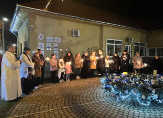 Páhin is fellobbant az első adventi gyertya lángja