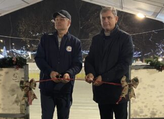 Korcsolyázz Kiskőrös szívében – felavatták a műjégpályát a főtéren