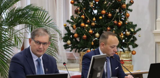 Új irányt vesz a város: reformokat jelentett be Domonyi László