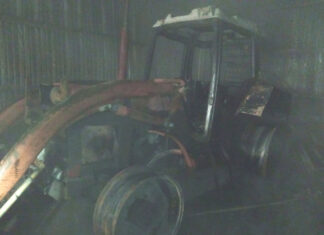 Nyitott színben lévő személygépkocsi és traktor égett Izsák külterületén