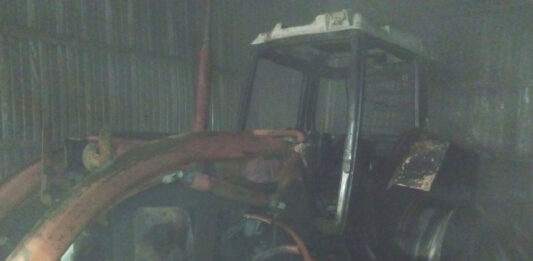 Nyitott színben lévő személygépkocsi és traktor égett Izsák külterületén