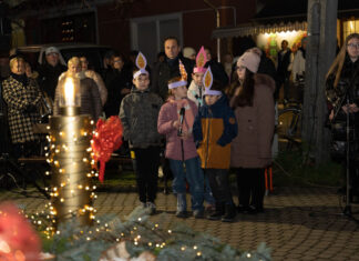 Meggyújtották az első adventi gyertyát Izsák főterén
