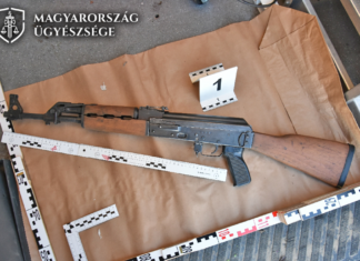 Átalakított gépkarabélyt és éles töltényeket tartott