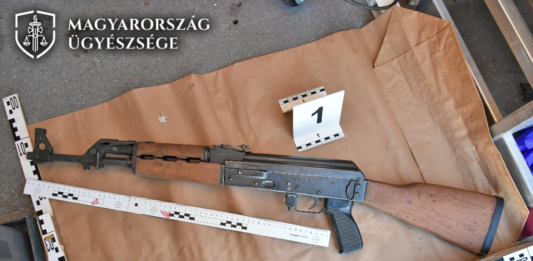 Átalakított gépkarabélyt és éles töltényeket tartott