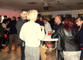 Sikeres adventi ablaknyitogató volt pénteken a REPA-ban