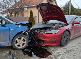 Tesla és Suzuki ütközött Soltvadkerten, egy embert kórházba szállítottak