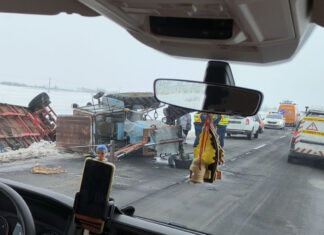 Árokba borult egy traktor az 52-es főúton